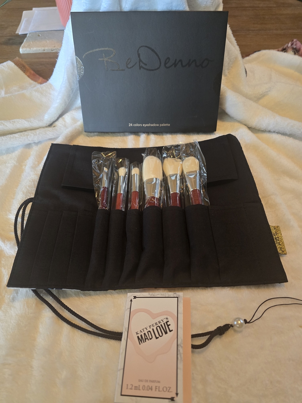 BeDenno 24-Color Eyeshadow Palette with Brown Handle Brush Set Katy Perry Sample